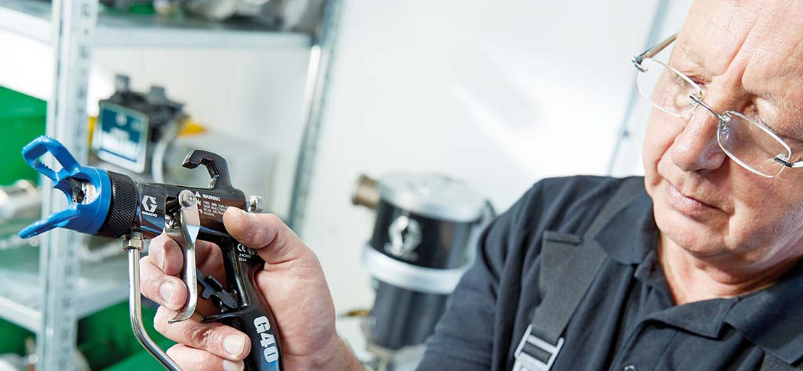 Service-Mitarbeiter der Carl Nolte Technik überprüft Spritzpistole für Druckluft-Anwendung