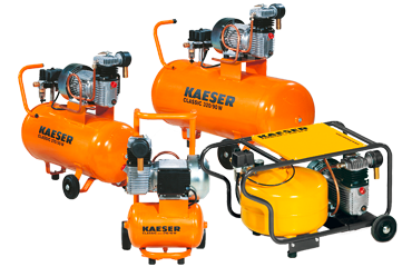 Gruppe von orangen und gelben KAESER-Kolbenkompressoren
