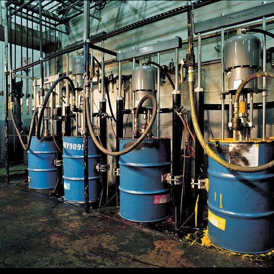 Lassen Sie sich jetzt persönlich beraten. Einsatzfall von pneumatischer Pumpentechnik, Fässer mit Farbe
