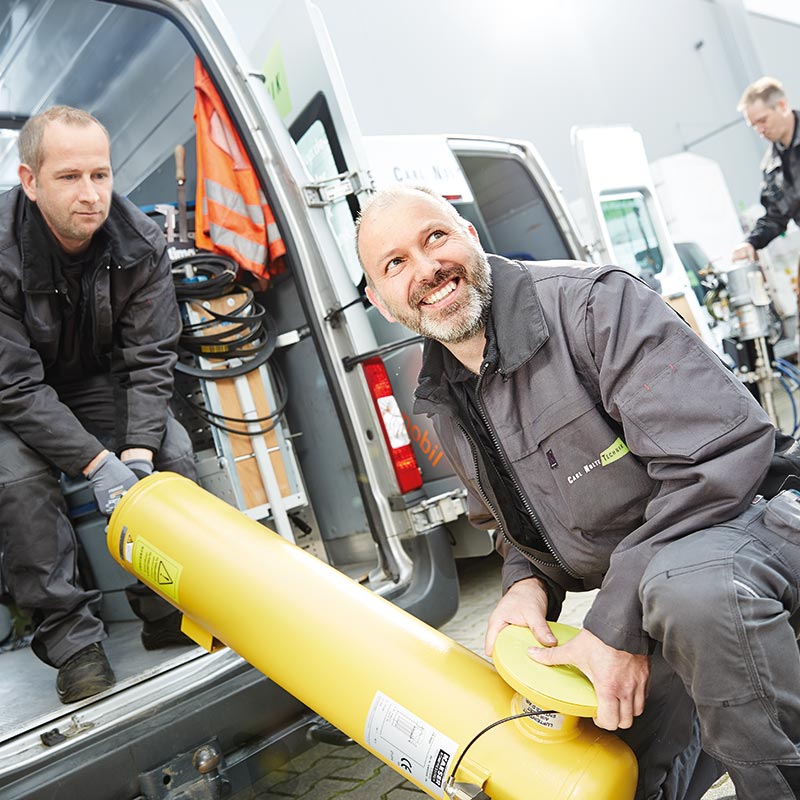 Servicemitarbeiter der Carl Nolte Technik verladen Kältetrockner in Servicefahrzeug