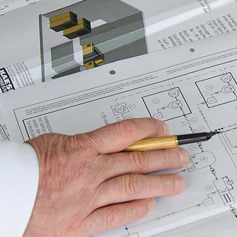 Technische Planung einer Druckluftanlage, Hand mit Stift und Pläne Technische Planung einer Druckluftanlage, Hand mit Stift und Pläne
