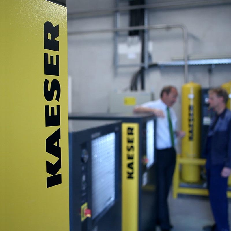 Lassen Sie sich jetzt individuell beraten. Mitarbeiter der Carl Nolte Technik berät Kunden vor Ort zu Druckluftstation