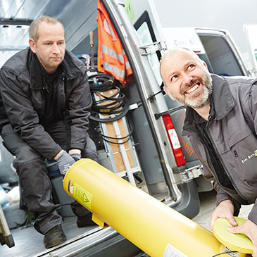 Servicemitarbeiter des Bereichs Drucklufttechnik der Carl Nolte Technik mit Absorptionstrockner Servicemitarbeiter des Bereichs Drucklufttechnik der Carl Nolte Technik mit Absorptionstrockner